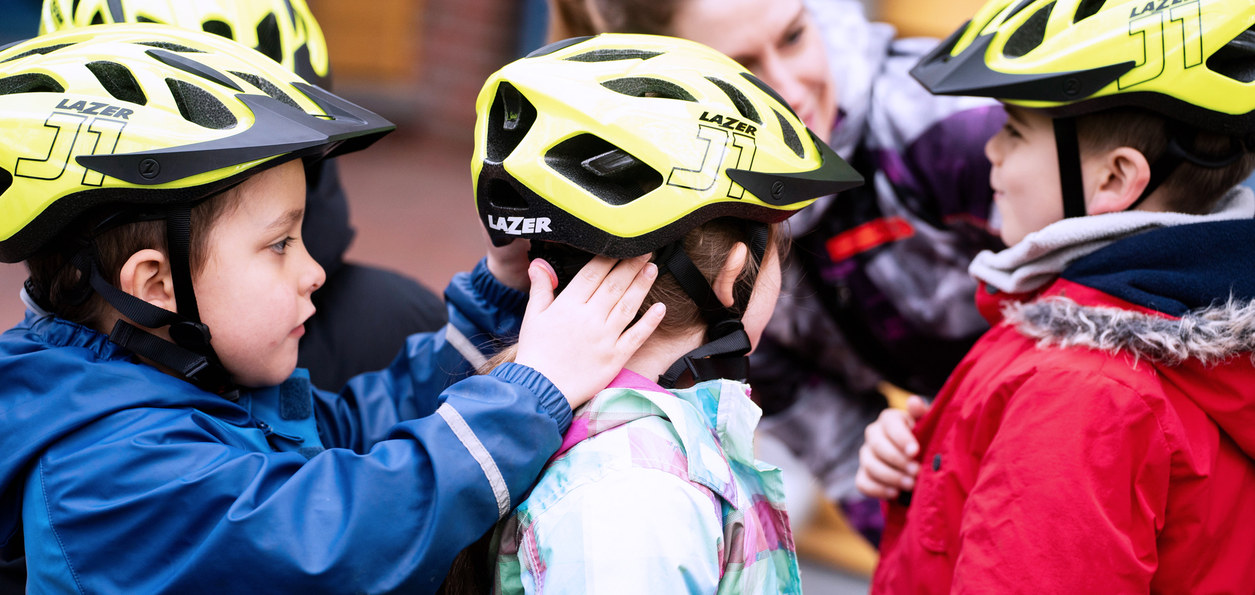 Kind mit Fahrradhelm beim RAD-AKTIV-Training